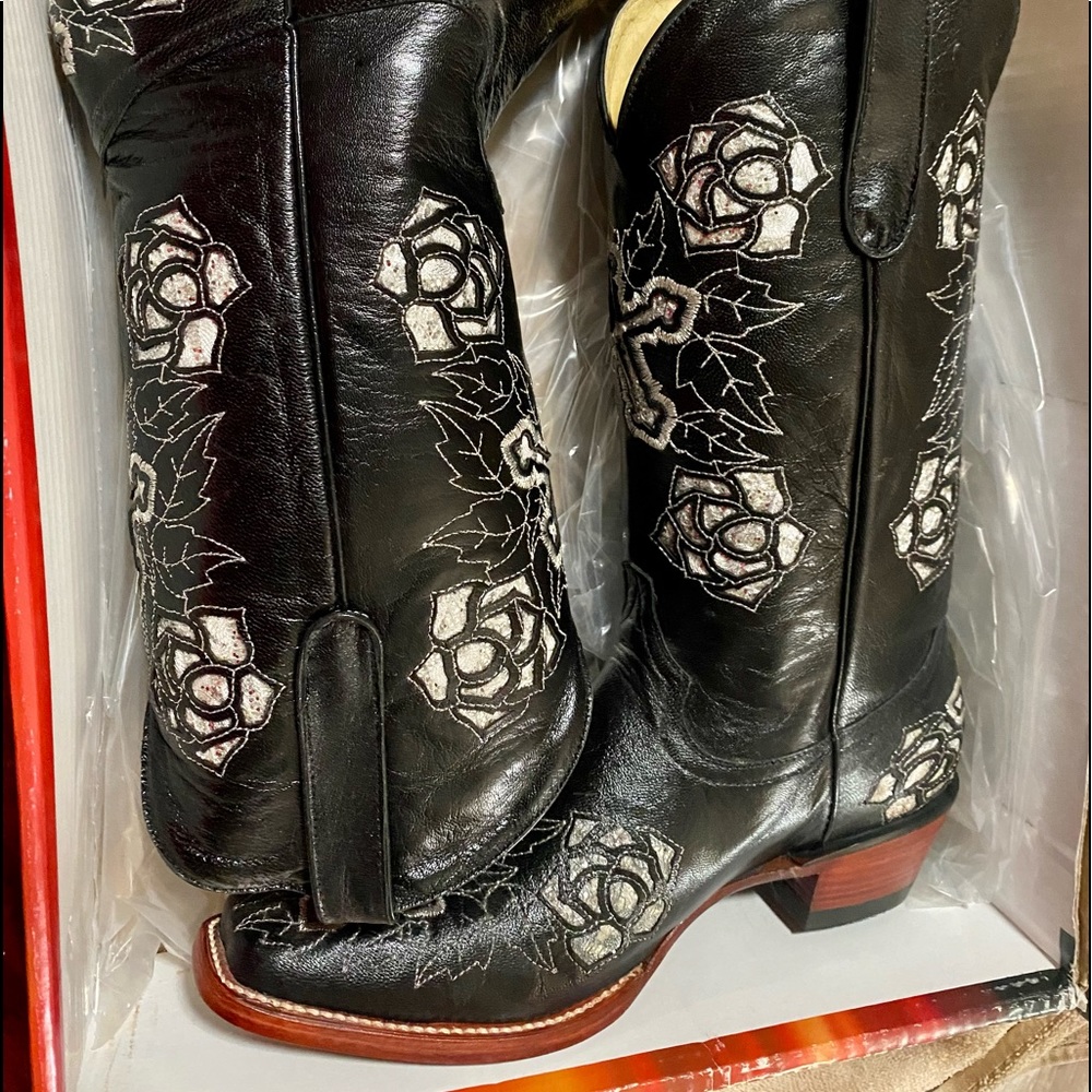 Handmade black Italian leather cowgirl western boots from Ferrini. 9.5 B